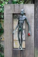 Erneuerte gestohlene Bronzefigur, Alter St.-Matthäus-Kirchhof, Schöneberg, Berlin © FM Rohm