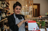 Luisa Giannitti verkauft fertigen Pizzateig und Zutaten in einer Box