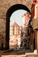 Blick durch ein Tor der historischen Stadtmauer auf die Altstadt von Toro, Kastilien, Spanien, 2016 © FM Rohm