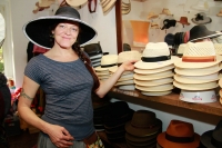 In Angelika Lochners Schöneberger Hutgeschäft finden Liebhaber von modischen Kopfbedeckungen eine riesige Auswahl